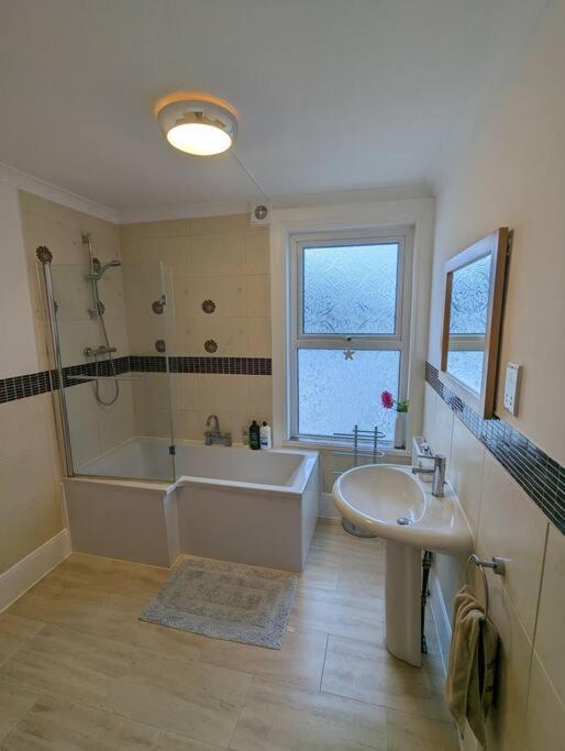 Spacious First Floor Family Flat, Sea View Torquay Exterior photo